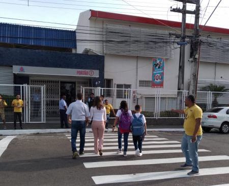 Prefeitura desenvolve ações de educação no trânsito em frente a escolas no volta às aulas - SMTT Aracaju